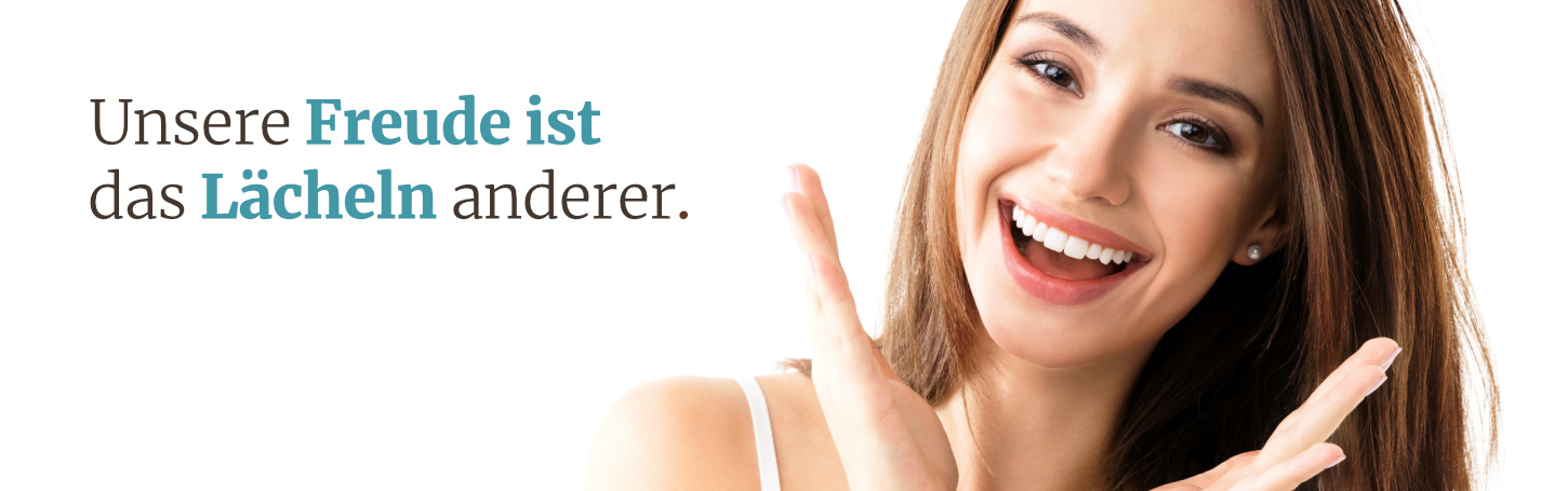 frau mit schönen zähnen lächelt