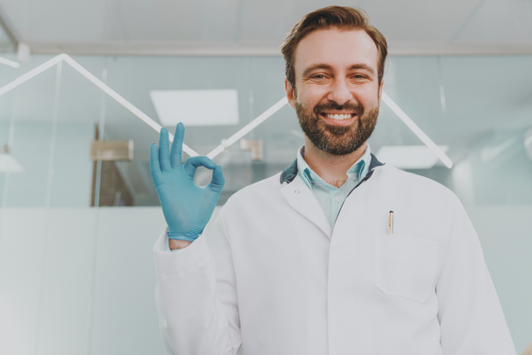 zahntechniker im dentallabor